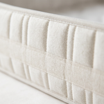 Bande latérale périmétrique avec plate-bande et plateau en tissu stretch micro-frais.